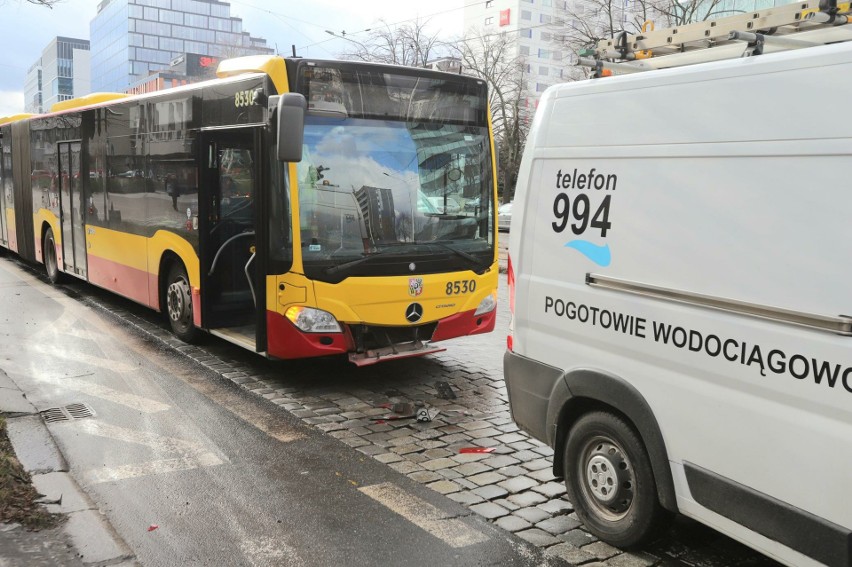 Wypadek na ul. Powstańców Śląskich we Wrocławiu. Autobus MPK wjechał w busa MPWiK. Zobacz zdjęcia