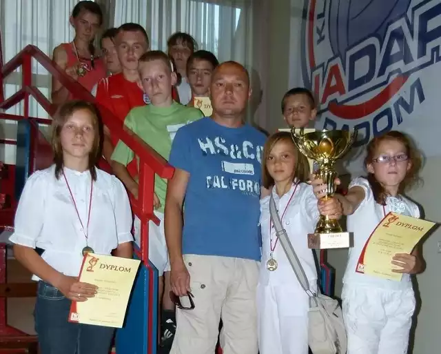 Uczniowie Publicznej Szkoły Podstawowej we Wrzeszczowie zwyciężyli w klasyfikacji drużynowej "Czwartków lekkoatletycznych&#8221;.