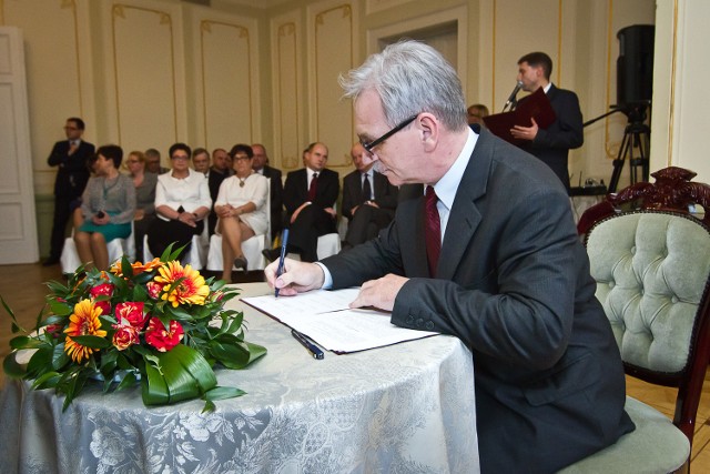 Podpisanie porozumienia ZIT odbyło się w Pałacu Ostromecko. Na zdjęciu swój podpis pod tym dokumentem składa wójt Marek Olszewski