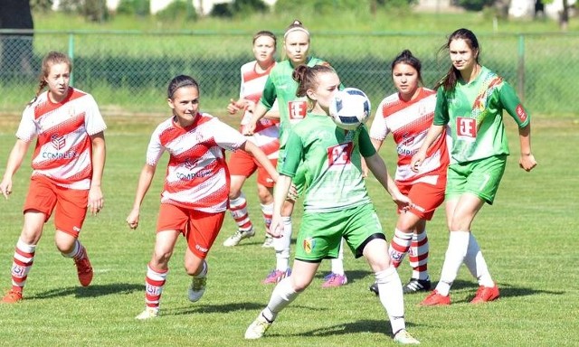 Piłkarski Resovii (biało-czerwone stroje) pokonały w piątkowym sparingu rywalki z Kolbuszowej Dolnej