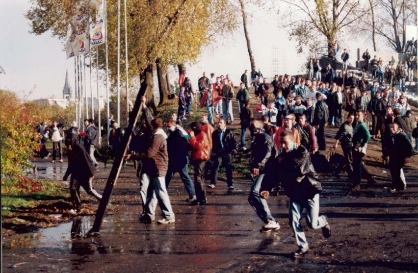 W latach 90. atmosfera na polskich stadionach znacząco...