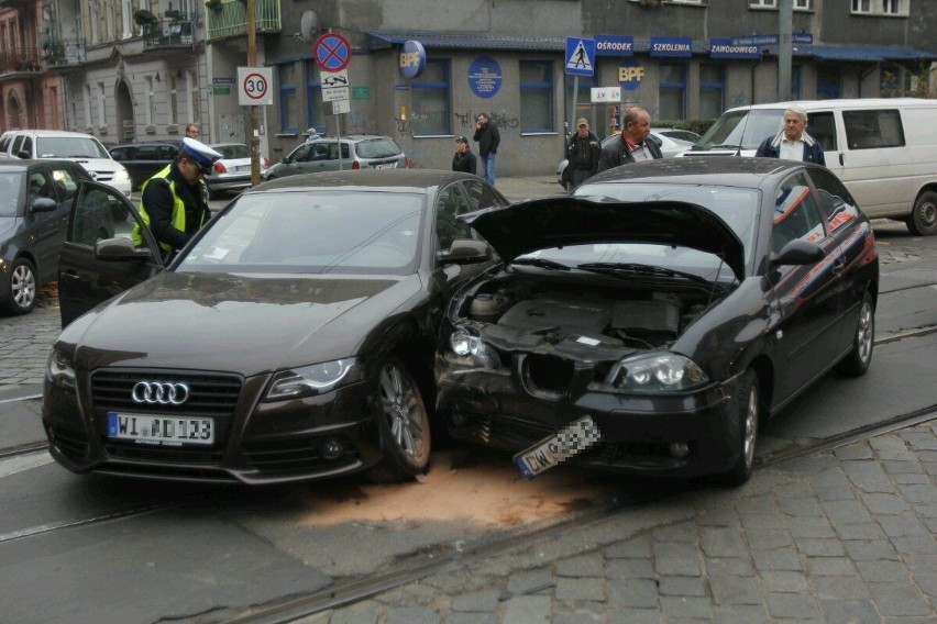 Wrocław: Wypadek na skrzyżowaniu Nowowiejskiej i Żeromskiego [ZDJĘCIA]