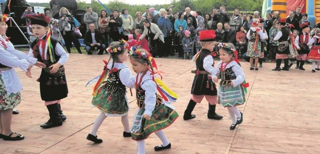 Najmłodsi członkowie zespołu „Pawie Pióra” podczas Święta Kwitnącej Jabłoni w Zagórzycach