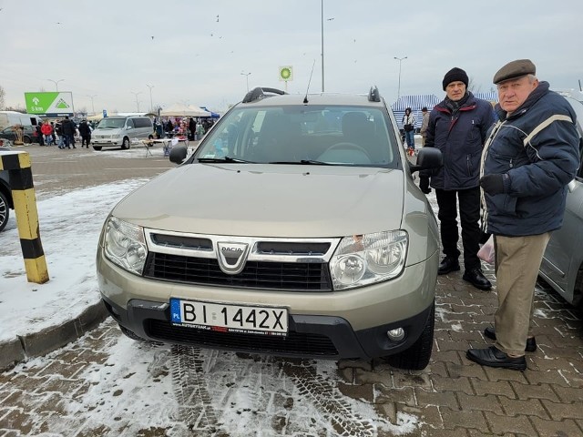 Oferta aut z 5 grudnia 2021 r. na giełdzie samochodowej przy ul. Andersa w Białymstoku.