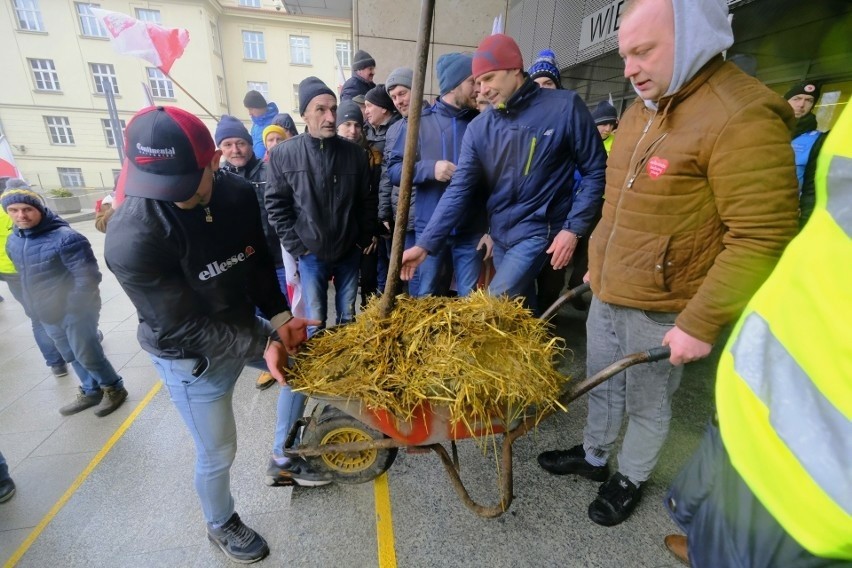 Rolnicy z Wielkopolski dołączyli do blokujących przeładunek...