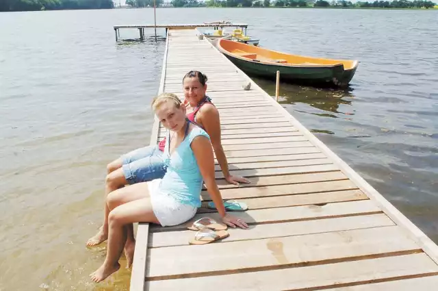 Kamila Surosz i Grażyna Kołodziej zapraszają nad jezioro rodziny z dziećmi. &#8211; Największym jego atutem jest to, że woda przez wiele metrów od brzegu jest bardzo płytka &#8211; podkreślają. 