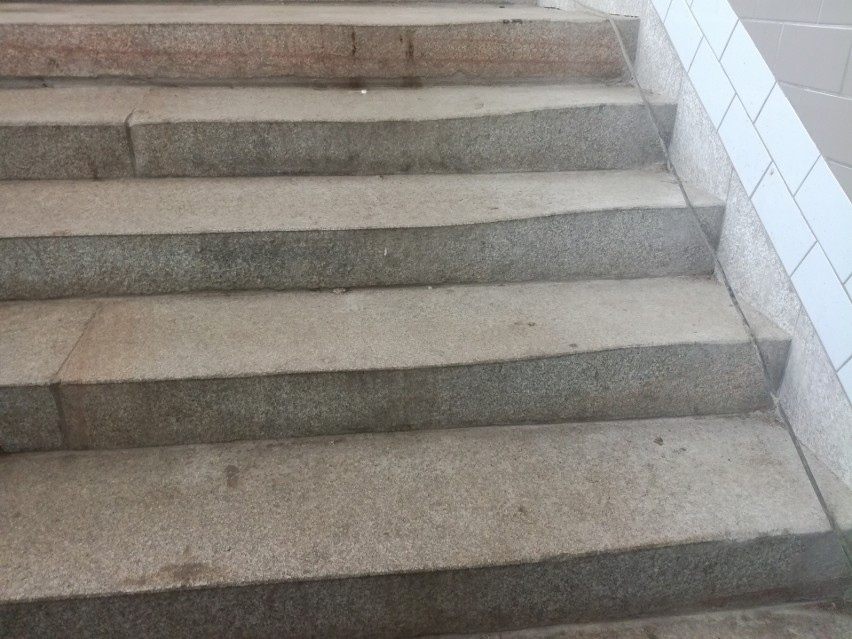 Krzywe schody na peronie w Gdańsku