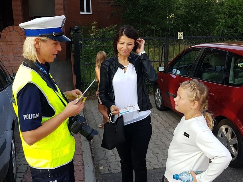 Przed szkołami w Białogardzie pojawili się policjanci ruchu...