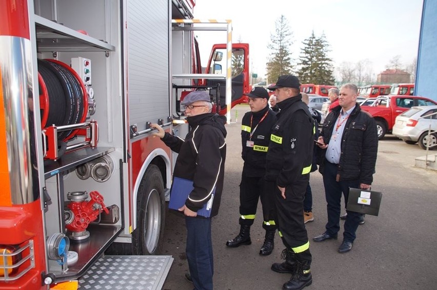 Strażacy z OSP Jaksice otrzymali nowy samochód pożarniczy....