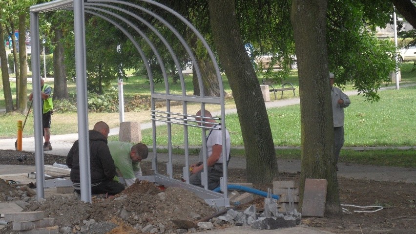 Koło stadionu w Tychach wiaty przystankowe jak bramki...