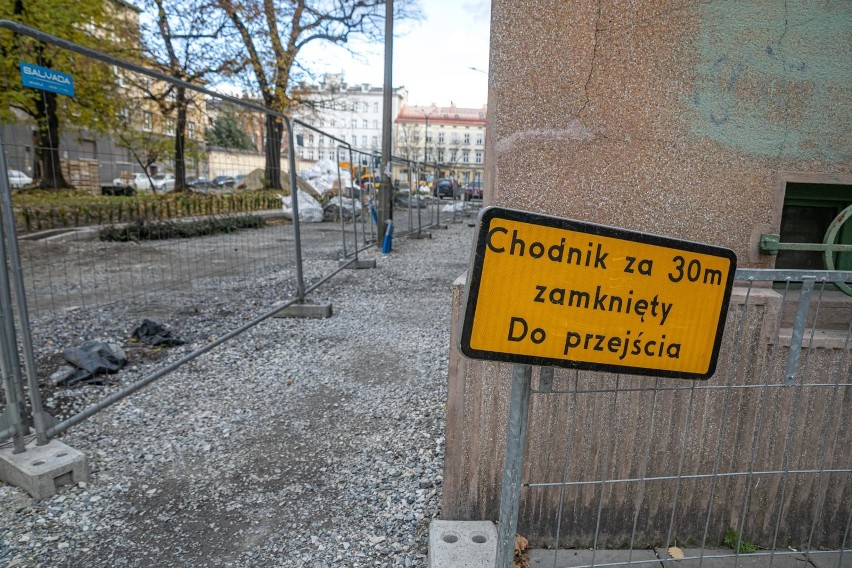 Kraków. Ponad rok opóźnienia w przebudowie placu Biskupiego. Miasto gotowe do rozwiązania umowy z wykonawcą [ZDJĘCIA]