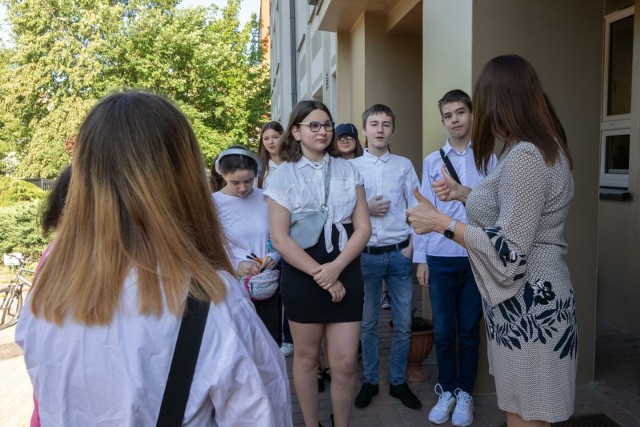 W całym województwie kujawsko-pomorskim egzamin ósmoklasisty z języka obcego nowożytnego zdawało ponad 11 tys. uczniów. Na zdjęciu uczniowie z SP nr 2 w Bydgoszczy tuż przed wejściem na egzamin.