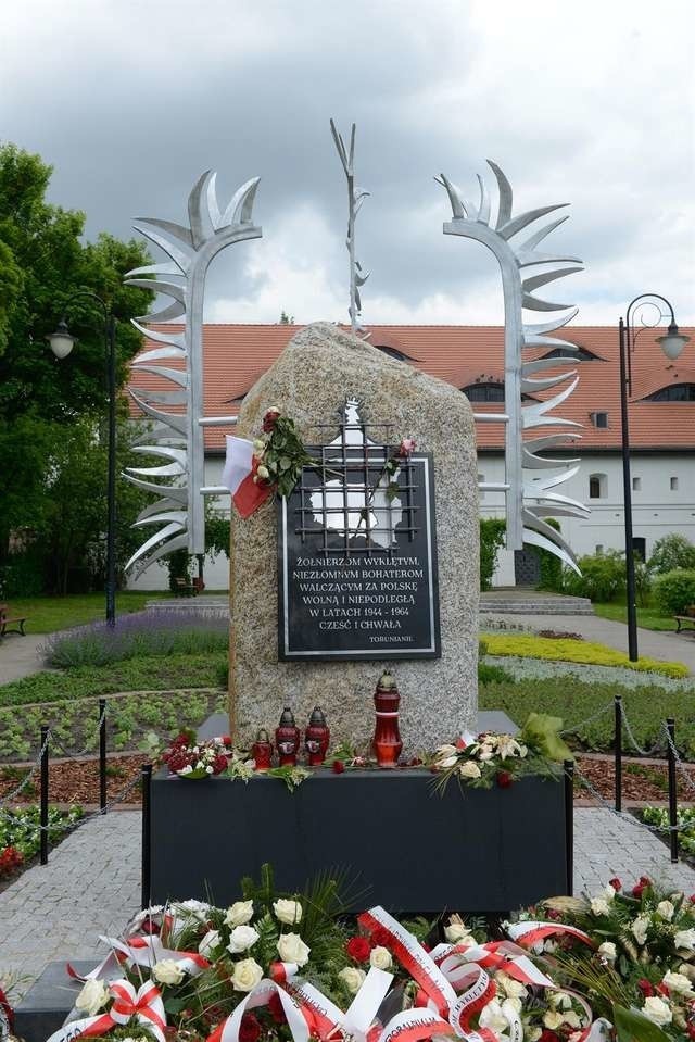 Pomnik Żołnierzy Wyklętych odsłonięto 10 maja po Toruńskim Marszu Pileckiego