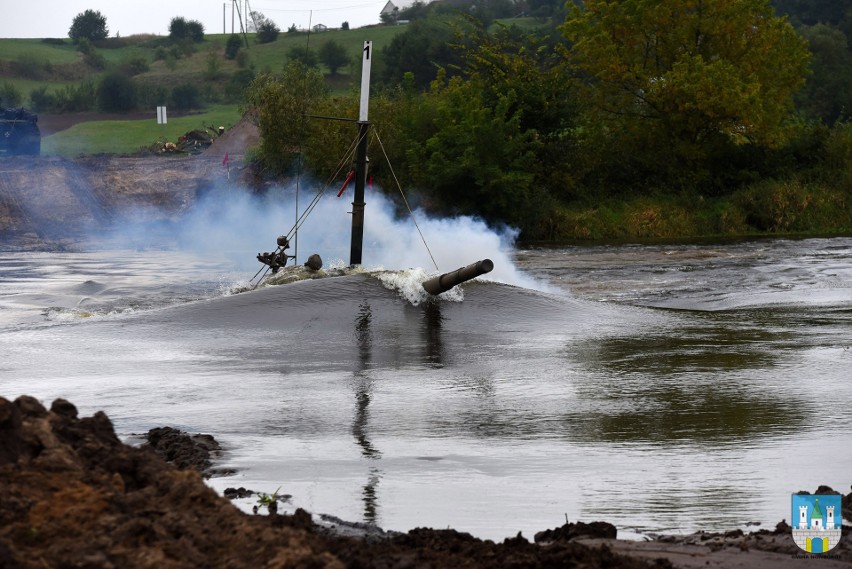 Nowogród. Armia ćwiczy na poligonie. W użyciu czołgi, ciężarówki i helikoptery wojskowe [ZDJĘCIA]