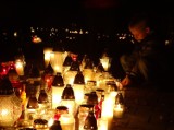 Poznań: Cmentarz na Podolanach nocą. Zobacz nastrojowe zdjęcia!