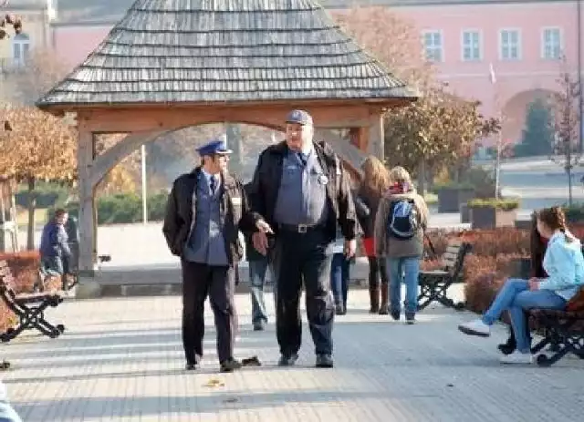 Piotr Polk i Michał Piela podczas zdjęć na opatowskim rynku.