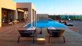 11 najbardziej niesamowitych hoteli w Grecji. Szampan nad przepaścią, pokoje wykute w skale, nocleg w kamiennej wieży i inne cuda