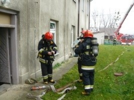 W trakcie ćwiczeń strażacy doszkalali umiejętności związane z gaszenia pożarów wewnętrznych.