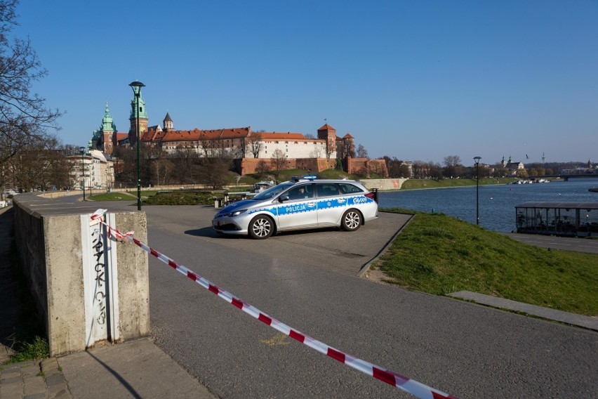 Koronawirus w Krakowie. Czy przestrzegamy nowych ograniczeń? Patrole kontrolują, czy ktoś spaceruje po bulwarach i w parkach [ZDJĘCIA]