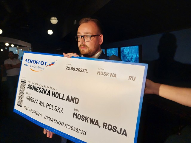 Tak baner przyniósł wicemarszałek Sebastian Łukaszewicz Białystok, do kina Helios w galerii Alfa protestując przeciwko filmowi "Zielona granica". Na pokazie obecna była reżyserka Agnieszka Holland