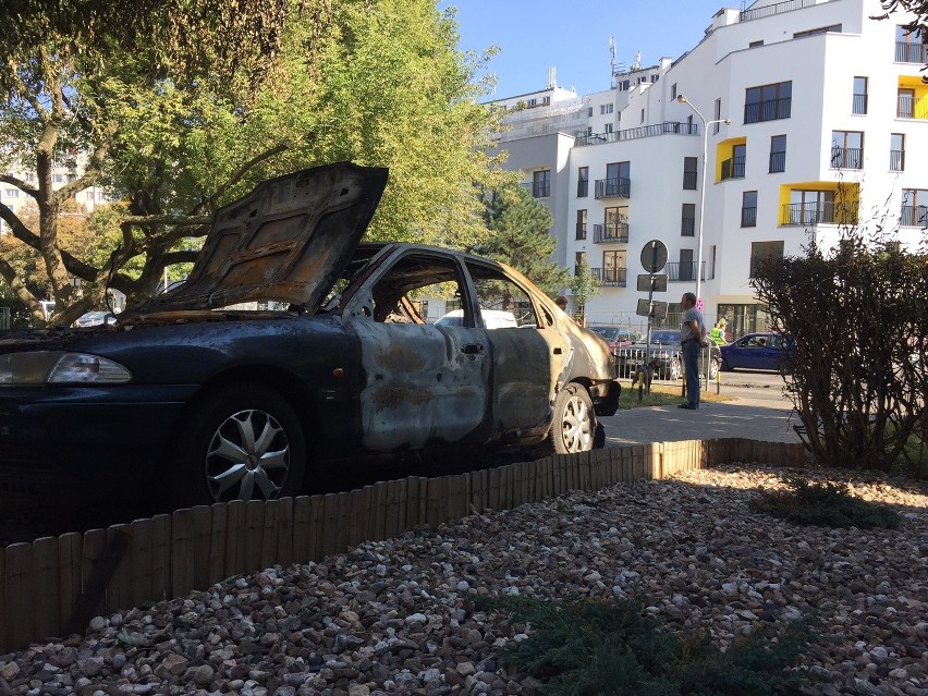 Spalony wrak auta przy ul. Bezpiecznej
