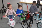 Pleszew. Rowery i hulajnogi dla dzieci z Ukrainy. Na twarzach najmłodszych pojawił się uśmiech od ucha do ucha