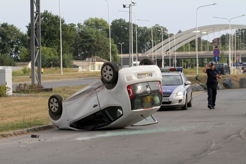 Wypadek na Żmigrodzkiej. Volkswagen dachował po zderzeniu z lexusem (ZDJĘCIA)