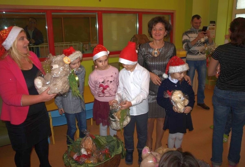 Mikołaj nie zapomniał o małych pacjentach sandomierzskiego szpitala (ZDJĘCIA)   