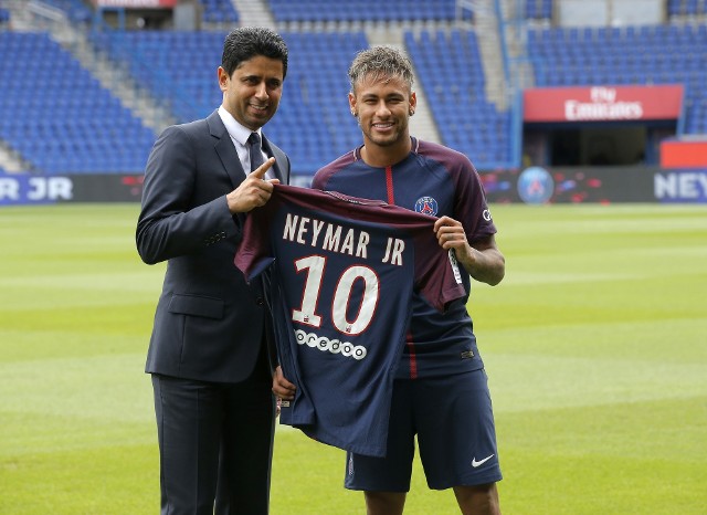 Nasser al-Khelaifi pobił latem transferowy rekord sprowadzając do PSG Neymara za 222 mln euro