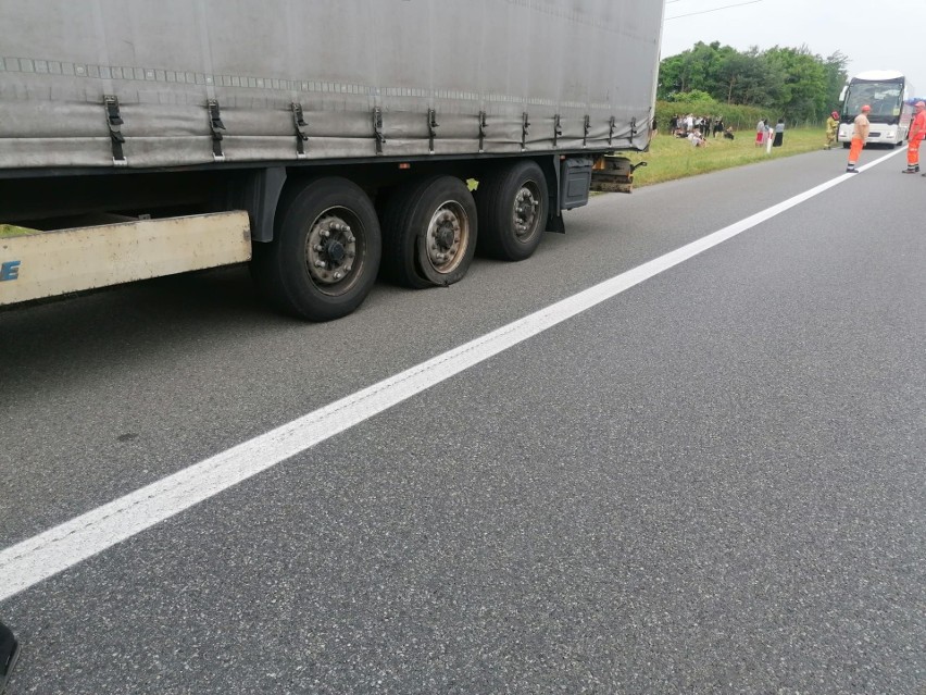 Wypadek na autostradzie A4. Osobowa toyota najechała na tył...