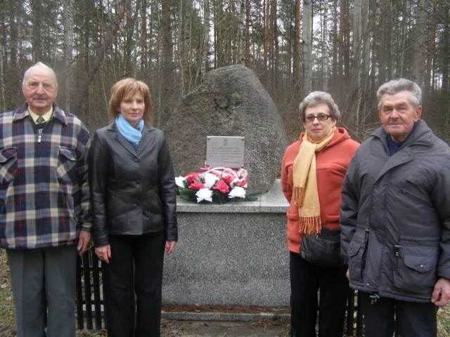 Andrzej Bruź, Dorota Łukomska, Elżbieta Kowalska oraz  Marian Szmit składali wiązanki w miejscach pamięci narodowej. Na zdjęciu przy pomniku upamiętniającym zamordowanych w 1943 roku mieszkańców Wielkiej Wsi.