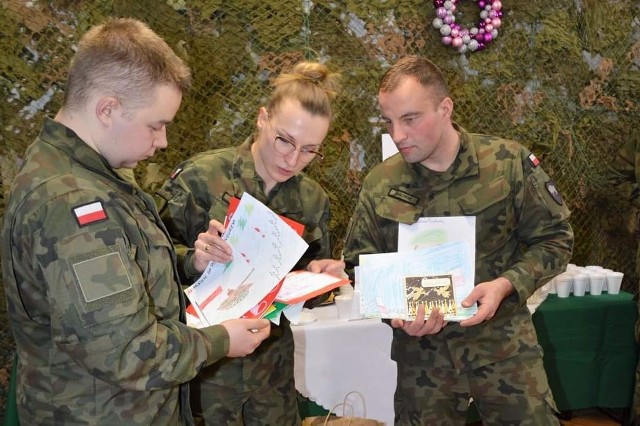 Przedstawiciele służb mundurowych bardzo się ucieszyli, że ktoś o nich pamiętał w wyjątkowy świąteczny czas.