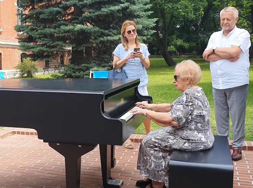 Lidia Grychtołówna, wybitna pianistka, obchodziła niedawno 95. urodziny. Tym razem dała mini koncert w Rybniku. Posłuchajcie, jak gra! 