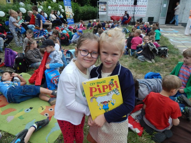 Karolina (z lewej) i Lena mają po sześć lat. Koleżanki zapewniają, że "Pippi Pończoszanka" to jedna z ich ulubionych książek.
