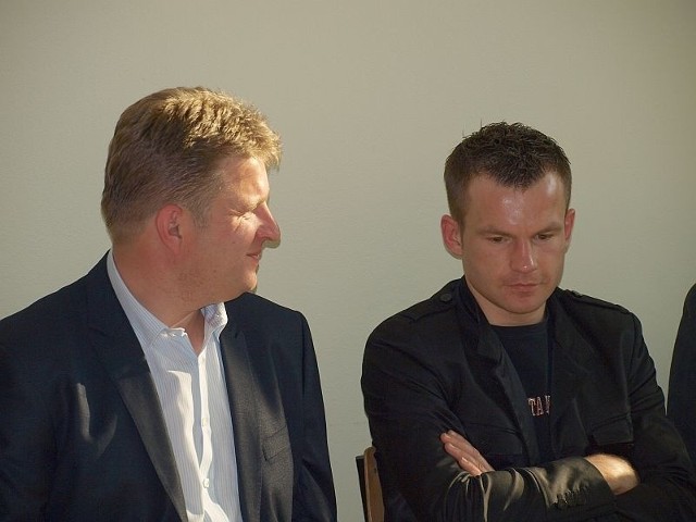 Prezydent Jarosław Wilczyński ( z lewej) zapowiada, że wiosną 2011 r. ostrowczanie zobaczą w nowej hali galę boksu zawodowego, w której udziału nie wyklucza mistrz świata Damian Jonak ( z prawej).