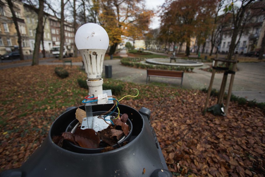 W parku na Sienkiewicza w Słupsku rozkradziono lampy. Spacerowicze skarżą się też na brudne ławki