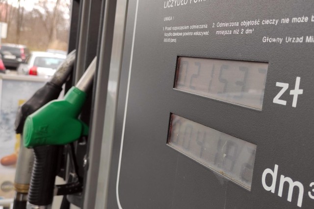 Jeszcze kilka miesięcy temu paliwo na polskich stacjach było zdecydowanie droższe.