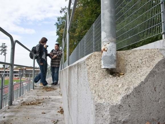 Zaledwie pięć lat po gruntownym remoncie stadion 650-lecia już się sypie. Trybuna z miejscami stojącymi zagraża kibicom. Wystarczy jej dotknąć i beton się kruszy a barierki same odpadają. Tymczasem w tym sektorze nigdy nawet nie było kibiców! Okazało się przy okazji, że barierki już kilka razy były naprawiane, ale wciąż się psują. Druga sprawa to nieprzystosowanie stadionu do rozgrywania meczów międzynarodowych w piłkę nożną. Przez to reprezentacje krajów grających w EURO 2012 nie traktowały poważnie propozycji wykorzystania obiektu do treningów.