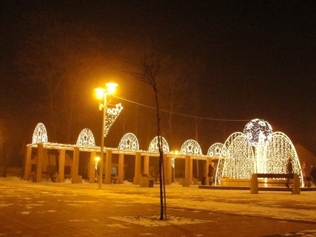 Przebudowany centralny plac w Klwowie jest teraz świątecznie udekorowany.