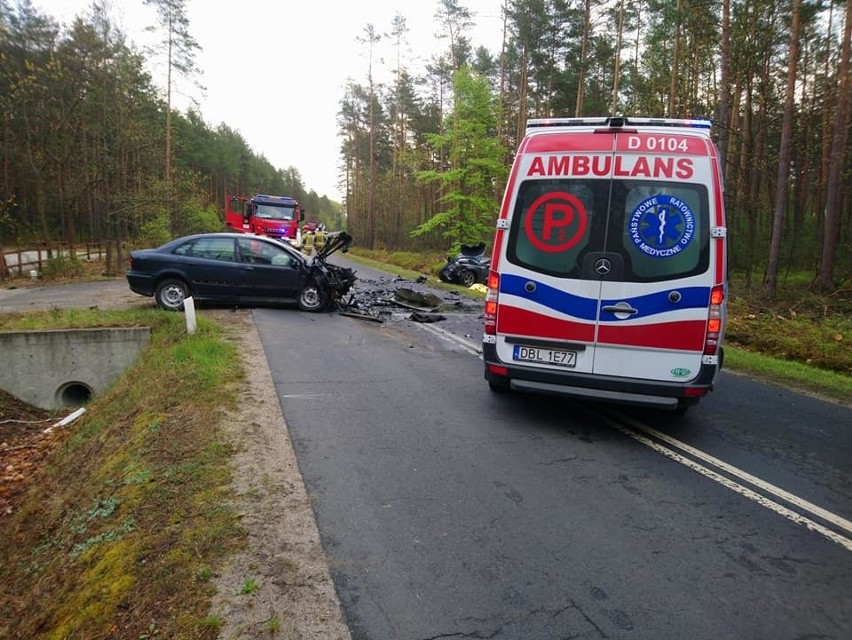 Tragiczna czołówka dwóch samochodów. Jedna osoba nie żyje 