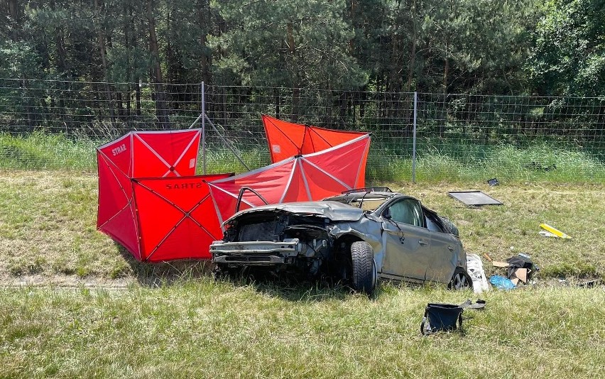 Volvo podróżowały dwie osoby. 56-letnia pasażerka została...