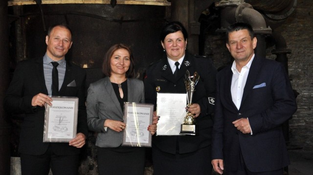 Od lewej: burmistrz Szydłowca Artur Ludew, przewodnicząca Rady Powiatu Anita Gołosz, zwyciężczyni konkursu Anna Tomczyk z szydłowieckiej OSP oraz starosta powiatu Włodzimierz Górlicki.