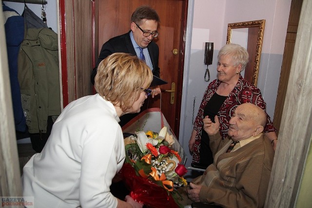 Na zdjęciu: życzenia jubilatowi składają: wiceprezydent Barbara Moraczewska i Jarosław Sierakowski, kierownik USC. Do serdecznych życzeń urodzinowych dołącza się też "Gazeta Pomorska"