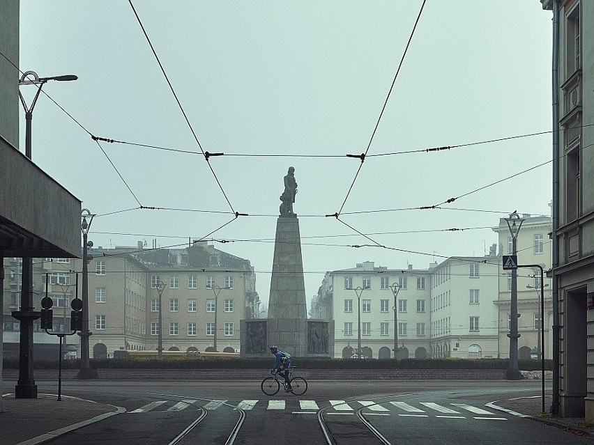 Kalendarz TOYA 2020. 12 fotografii pokazujących urokliwe zakamarki Łodzi z rowerzystami w rolach głównych