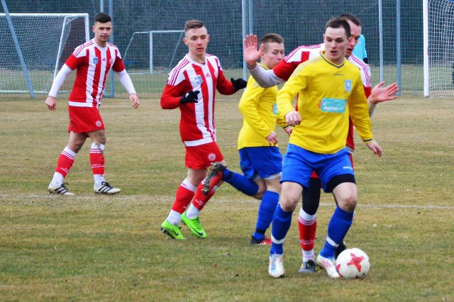 Mariusz Piskorek (przy piłce) dał prowadzenie Niwie Nowa Wieś w finale Pucharu Polski oświęcimskiego podokręgu, ale ostatecznie Niwa przegrała z trzecioligową Sołą Oświęcim 1:3.