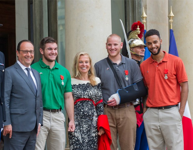 Francois Hollande, Alek Skarlatos, Jane D. Hartley (ambasador USA w Paryżu), Spencer Stoner, Anthony Sadler