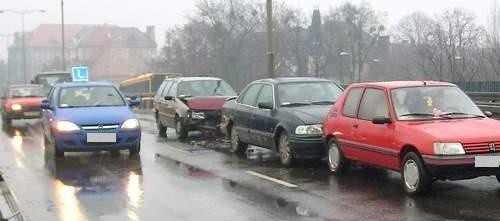 Dziś na wiadukcie przy ul. Hallera zderzyły się trzy samochody: volkswagen passat (z tyłu), ford scorpio (w środku) i peugeot 105 (czerwony).