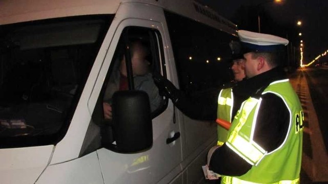 Policjanci sprawdzali między innymi trzeźwość kierowców busów.