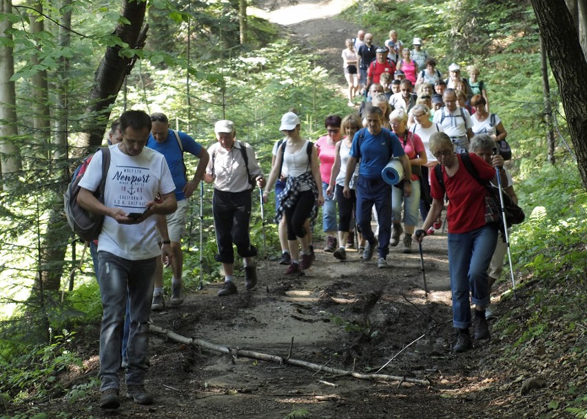 Odkryj Beskid Wyspowy. W sobotni wieczór wspięli się na Ćwilin, a w niedzielny poranek pokonali Łopusze Wschodnie