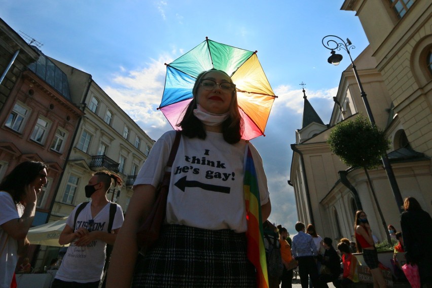 Nie jestem „ideologią”, jestem człowiekiem. Protest LGBT+ pod lubelskim ratuszem. Zobacz zdjęcia